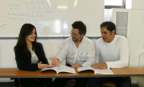 Φωτογραφία καθηγητής με μαθητές σε τάξη